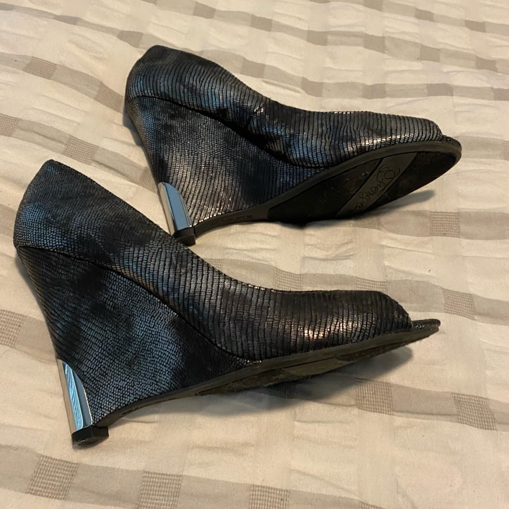 Fergie Peep-toe heels